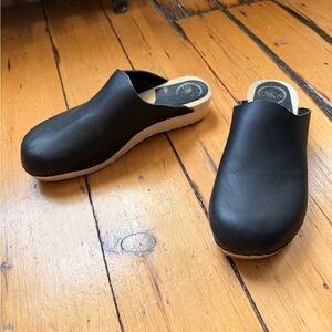 No. 6 contour flat clogs size 38